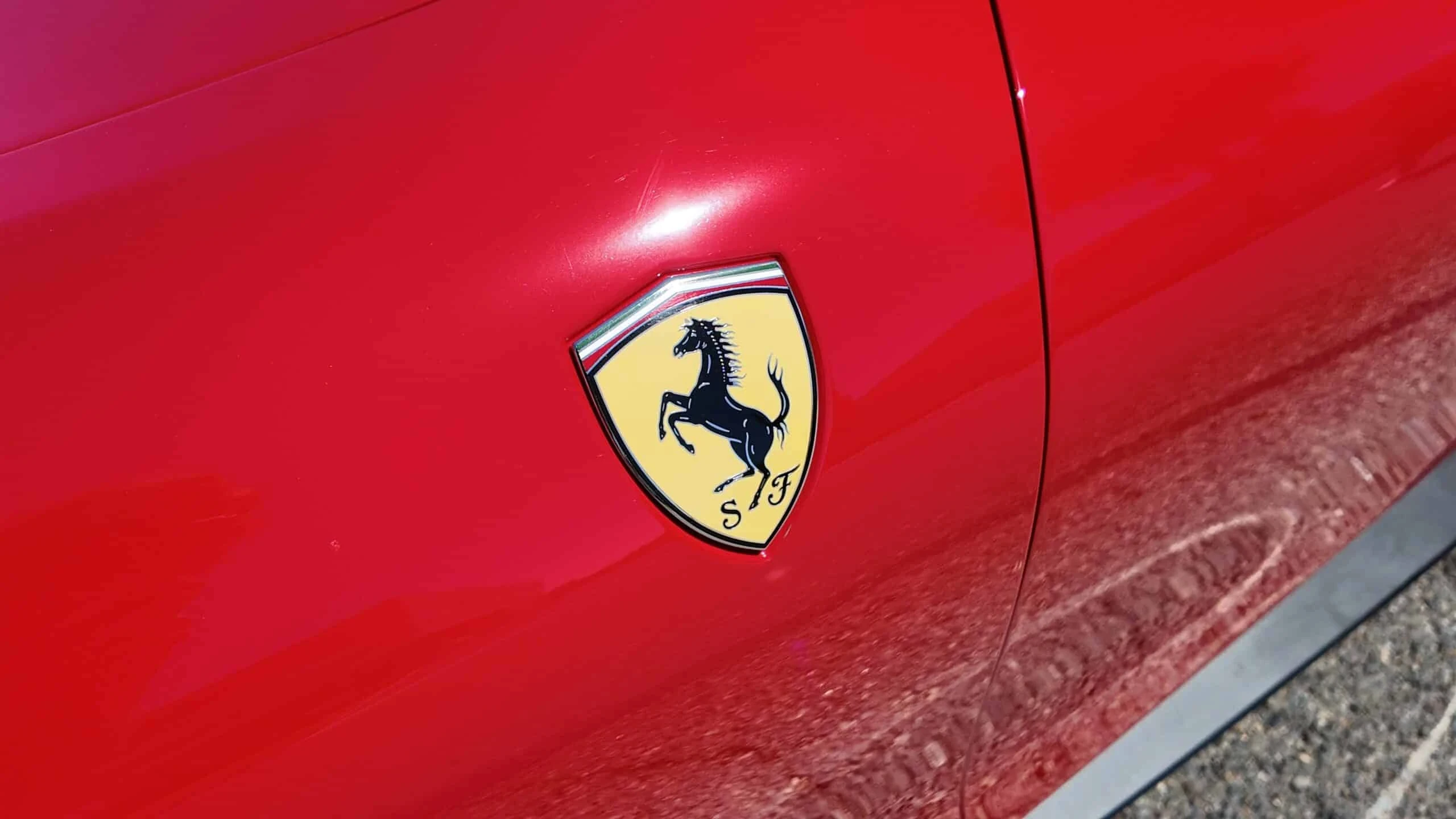 Ferrari Roma photographed for the LUXURY.CAFE method guide