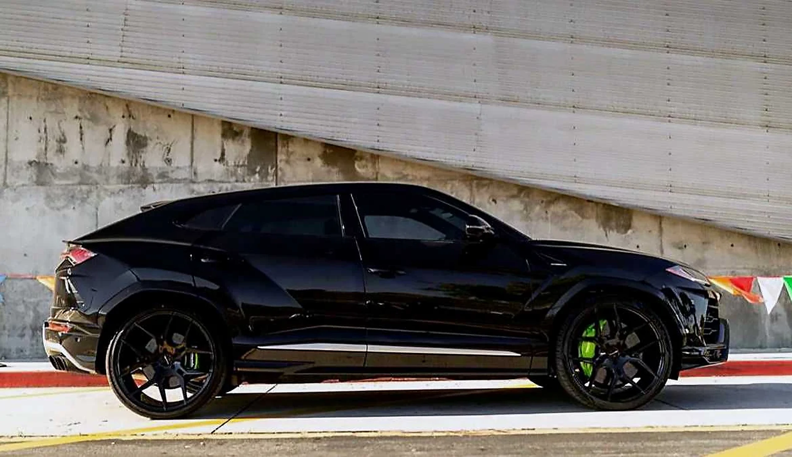Lamborghini Urus exterior for miami villa car delivery