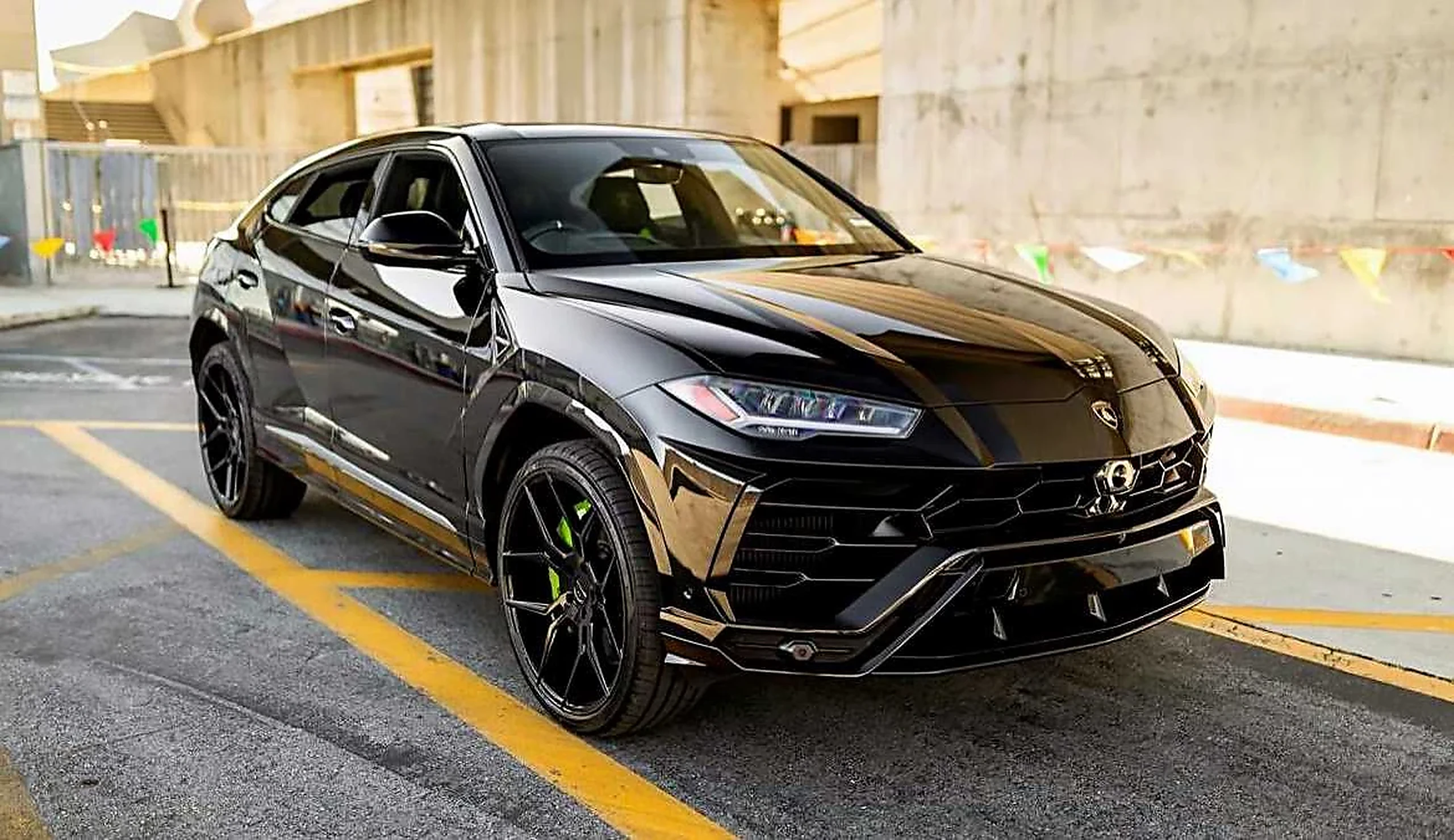 Lamborghini Urus detail relevant to miami villa car delivery on LUXURY.CAFE