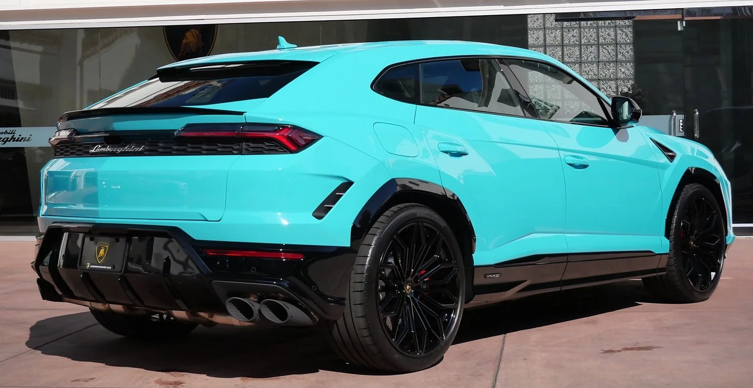 Lamborghini Urus SE for hybrid supercar rentals — Miami luxury car lifestyle guide — LUXURY.CAFE guide