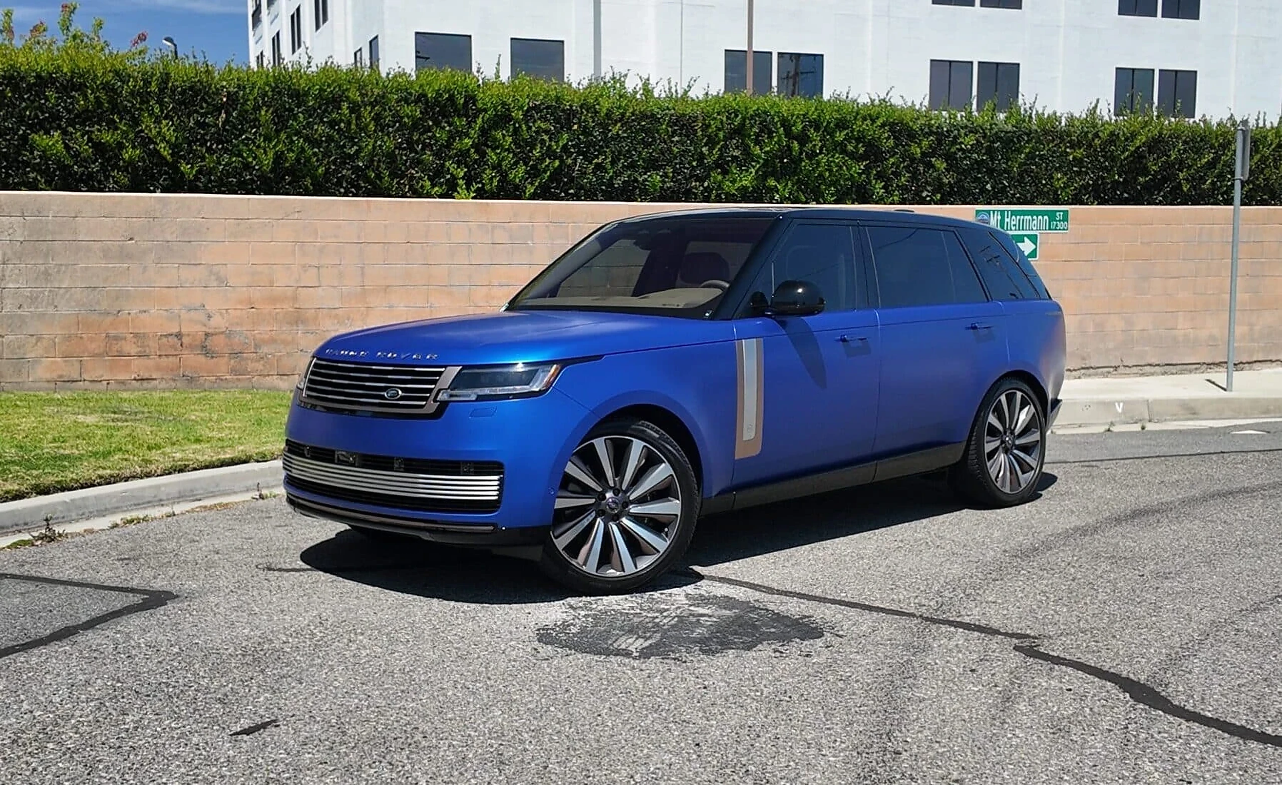 Range Rover SV exterior
